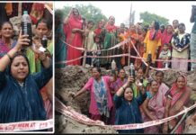 नल खोला तो निकला ‘काला पानी’, हज़ारों लोग परेशान, गड्ढे में उतरकर पार्षद बोलीं- ‘जहर जैसा पानी पिला रहे