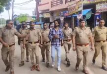 घर पर पथराव और धमकी के मामले में आरोपी गिरफ्तार, पुलिस ने क्षेत्र में कराया पैदल मार्च